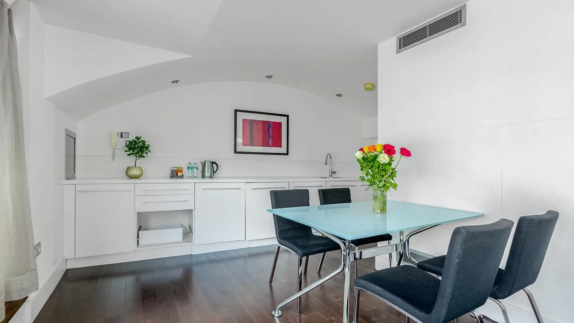 Apartment Stunning Serviced Apartments, Steps From Monument Station London
