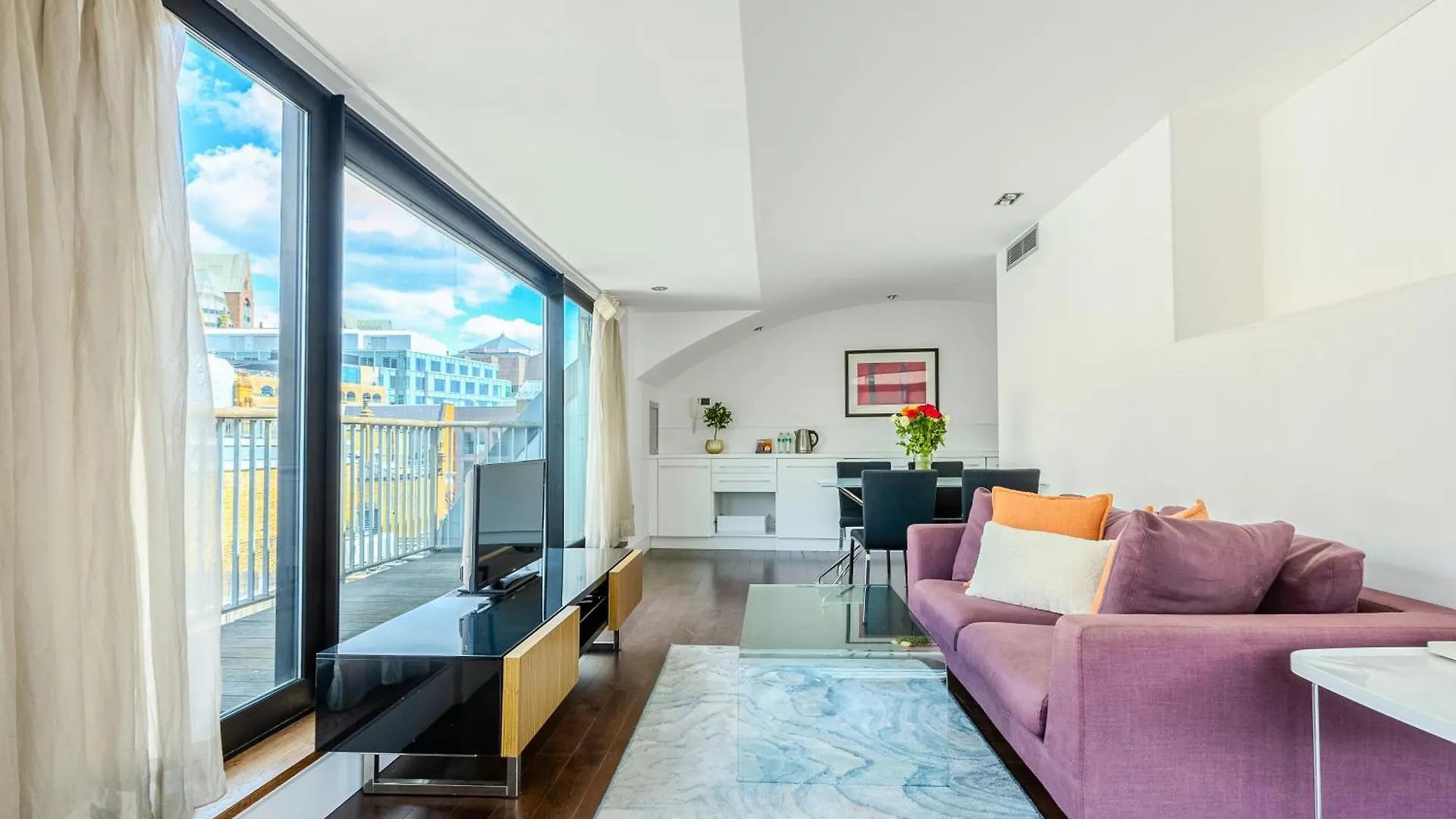 Stunning Serviced Apartments, Steps From Monument Station London Apartment