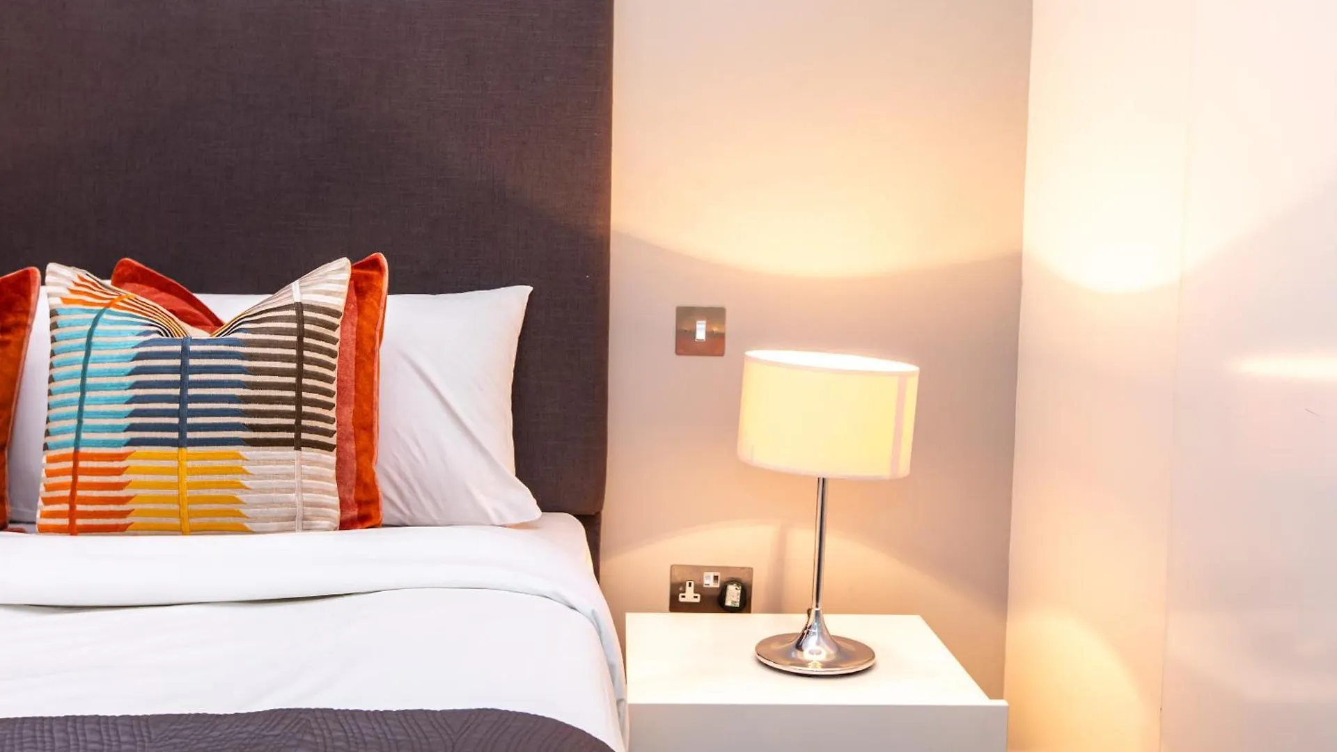 Stunning Serviced Apartments, Steps From Monument Station London Apartment