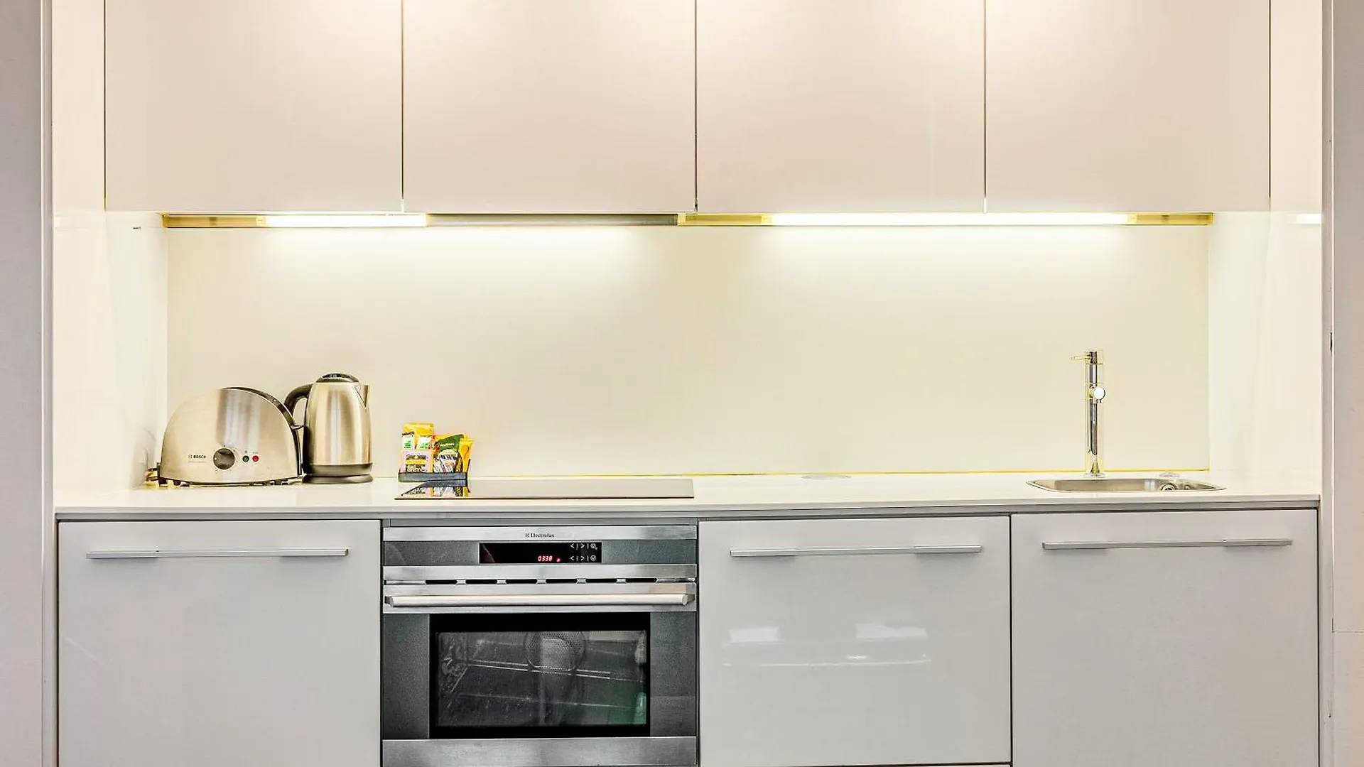 Stunning Serviced Apartments, Steps From Monument Station London 0*,