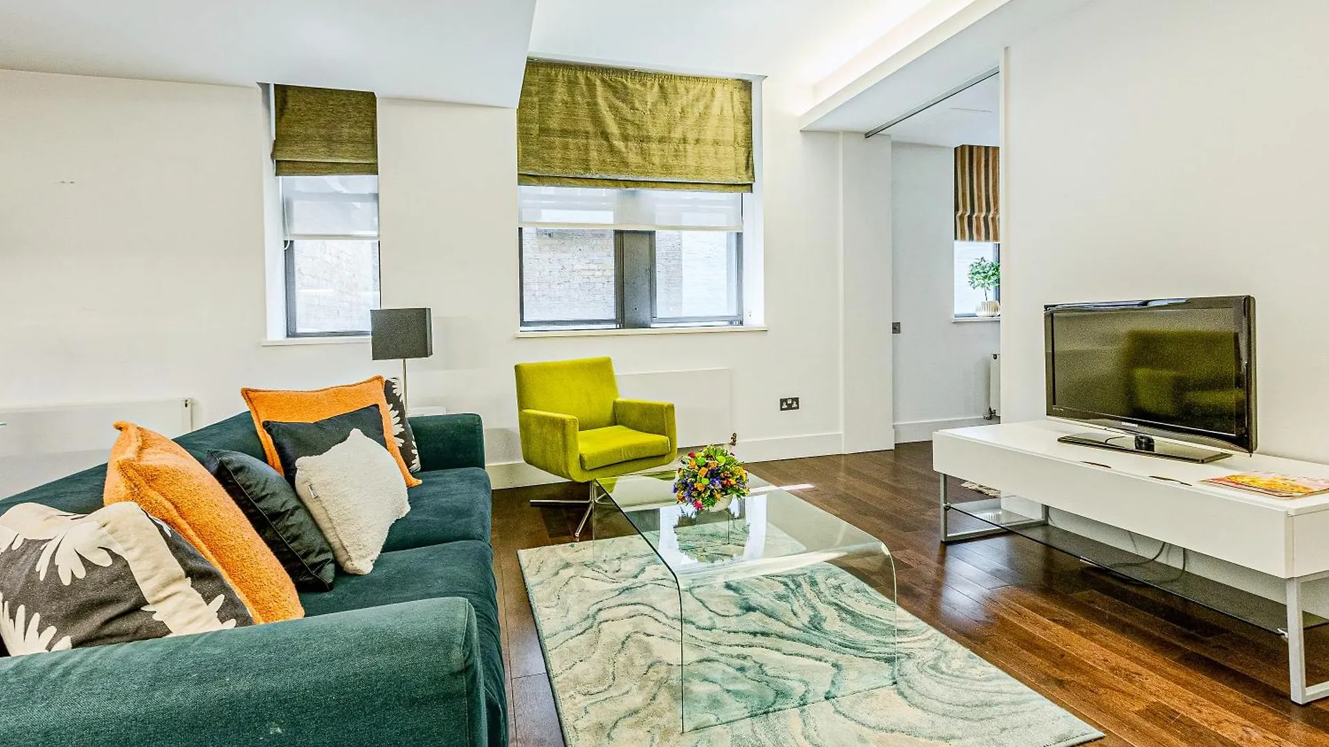 Stunning Serviced Apartments, Steps From Monument Station London 0*,
