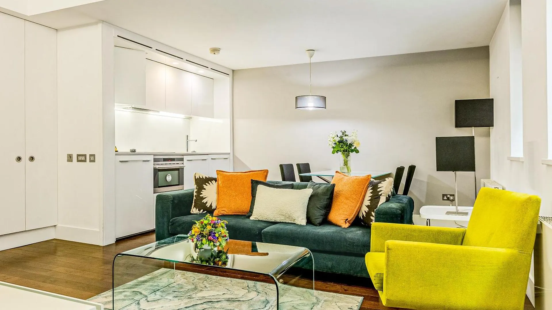 Stunning Serviced Apartments, Steps From Monument Station London