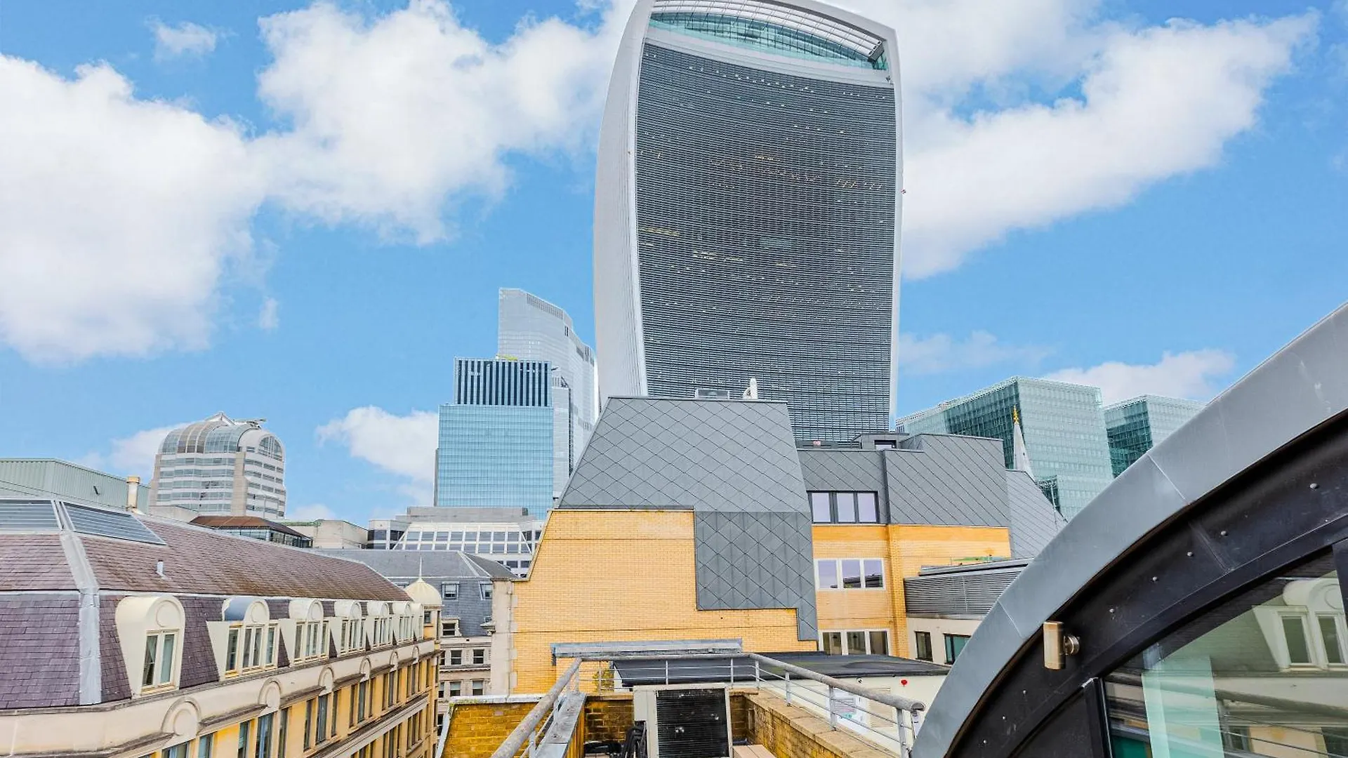 Stunning Serviced Apartments, Steps From Monument Station London Apartment
