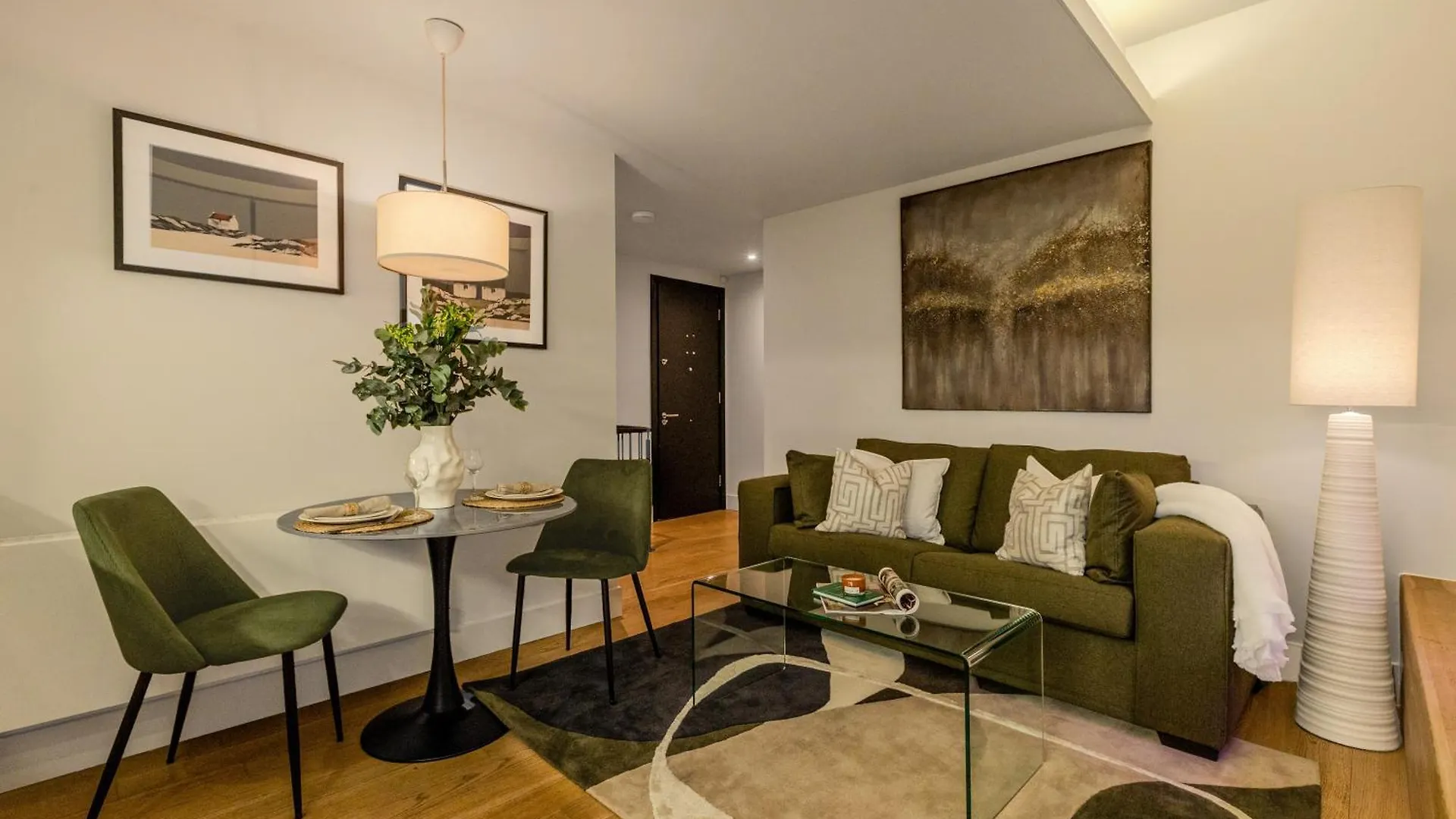 Stunning Serviced Apartments, Steps From Monument Station London