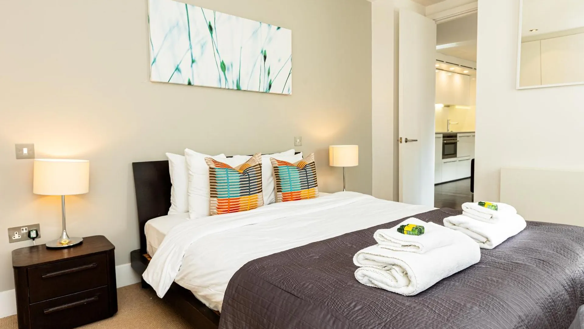 Stunning Serviced Apartments, Steps From Monument Station Londyn Apartament