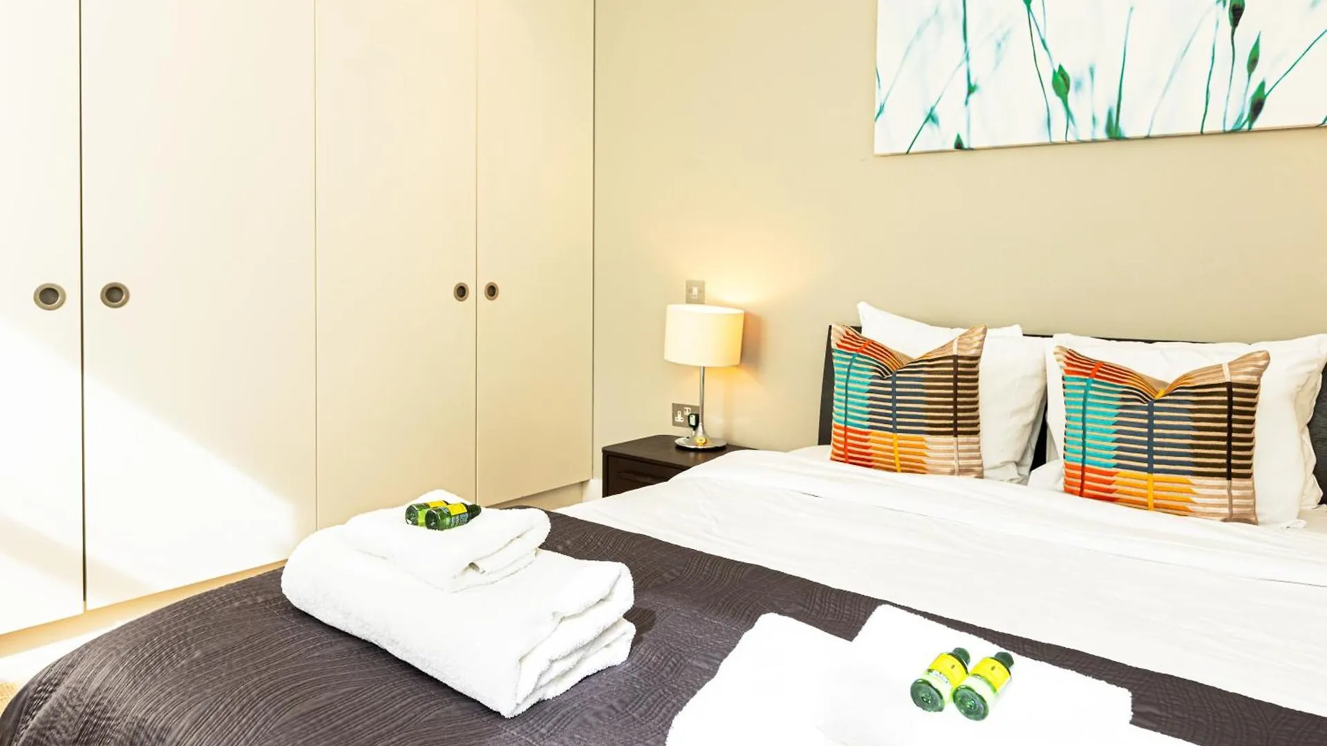 לונדון Stunning Serviced Apartments, Steps From Monument Station