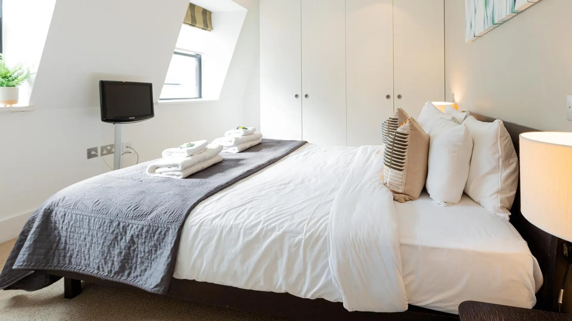 דירה לונדון Stunning Serviced Apartments, Steps From Monument Station בריטניה
