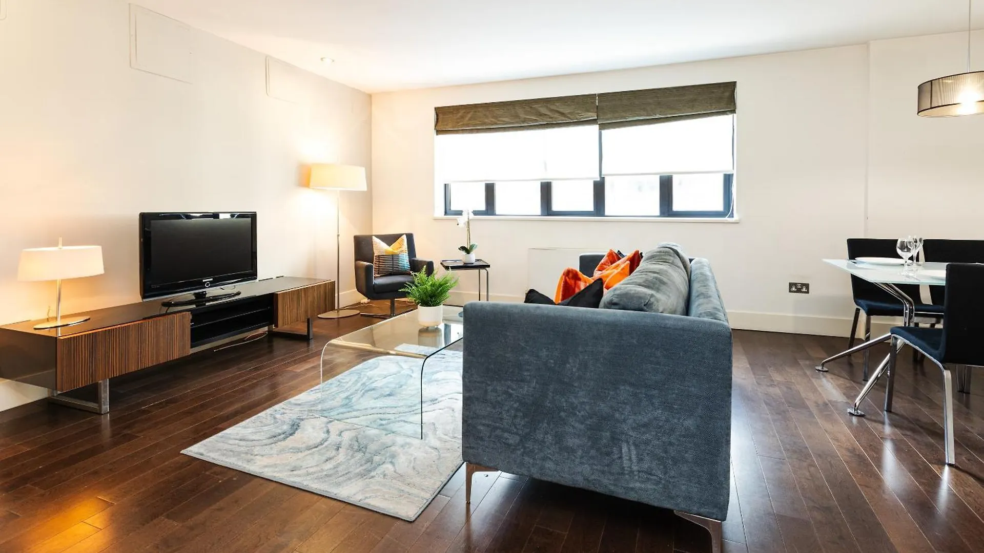 Stunning Serviced Apartments, Steps From Monument Station Londyn