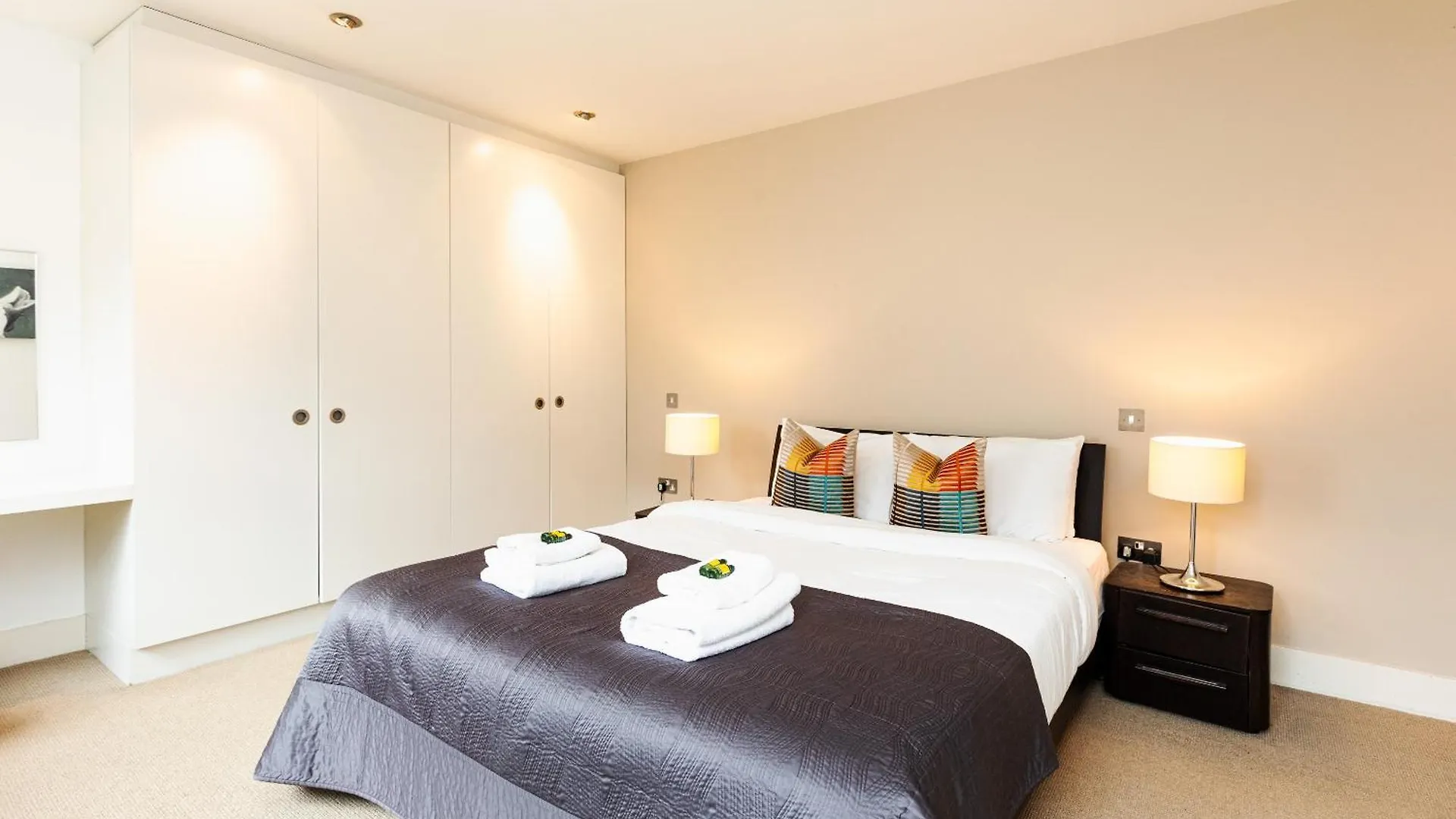 דירה לונדון Stunning Serviced Apartments, Steps From Monument Station בריטניה