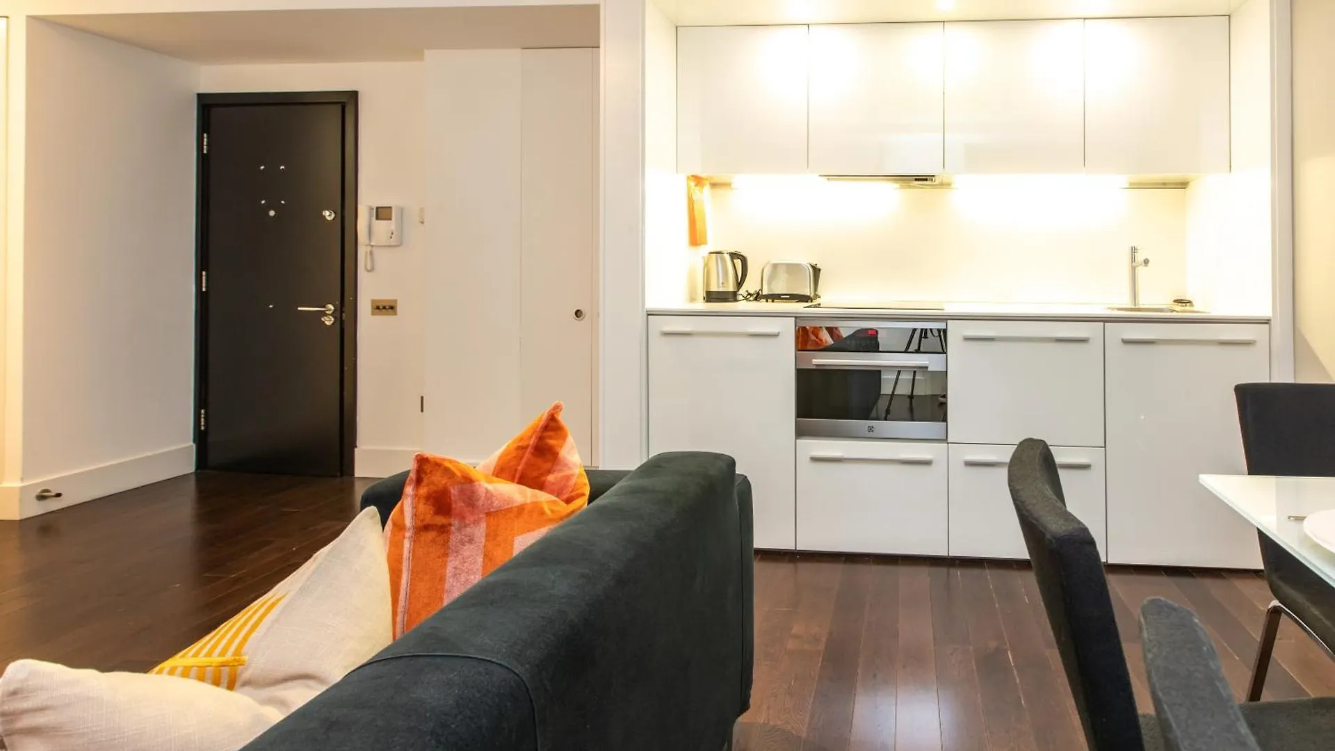 Stunning Serviced Apartments, Steps From Monument Station Londyn Apartament