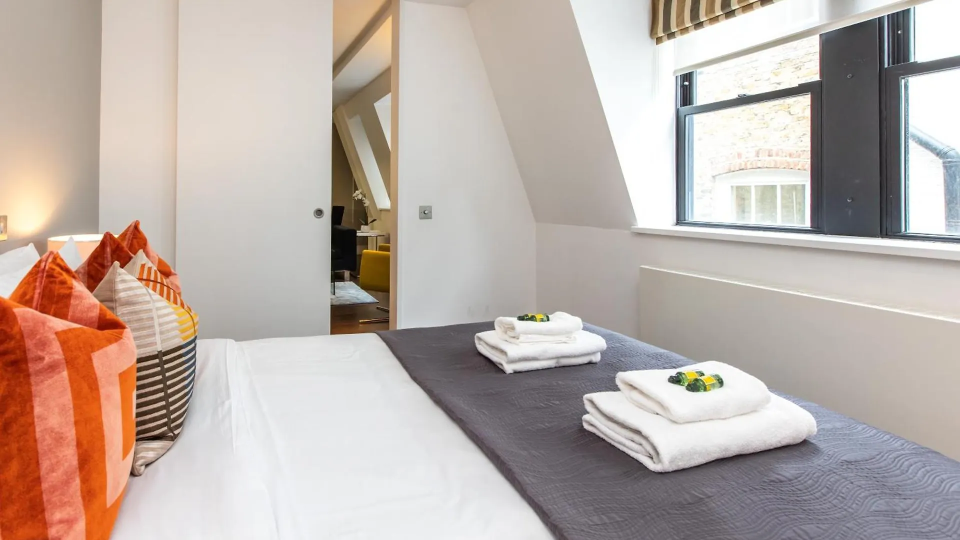 Stunning Serviced Apartments, Steps From Monument Station Londyn
