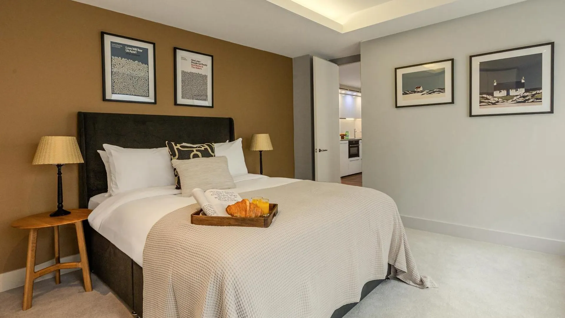 Stunning Serviced Apartments, Steps From Monument Station London Apartment