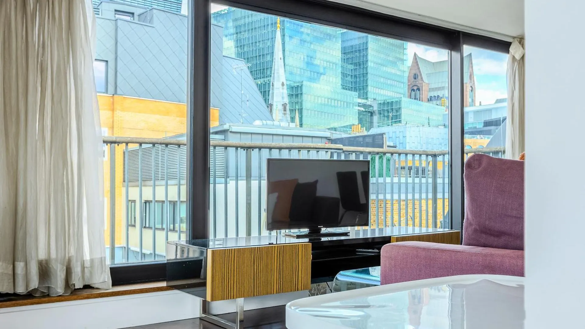 Stunning Serviced Apartments, Steps From Monument Station لندن