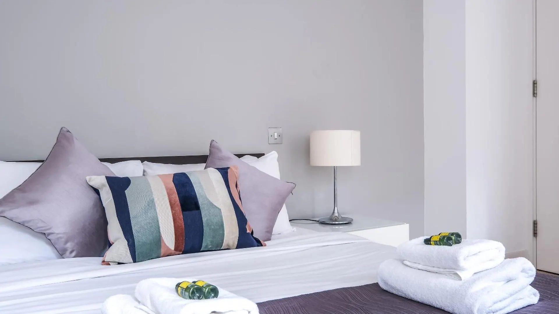 Stunning Serviced Apartments, Steps From Monument Station لندن