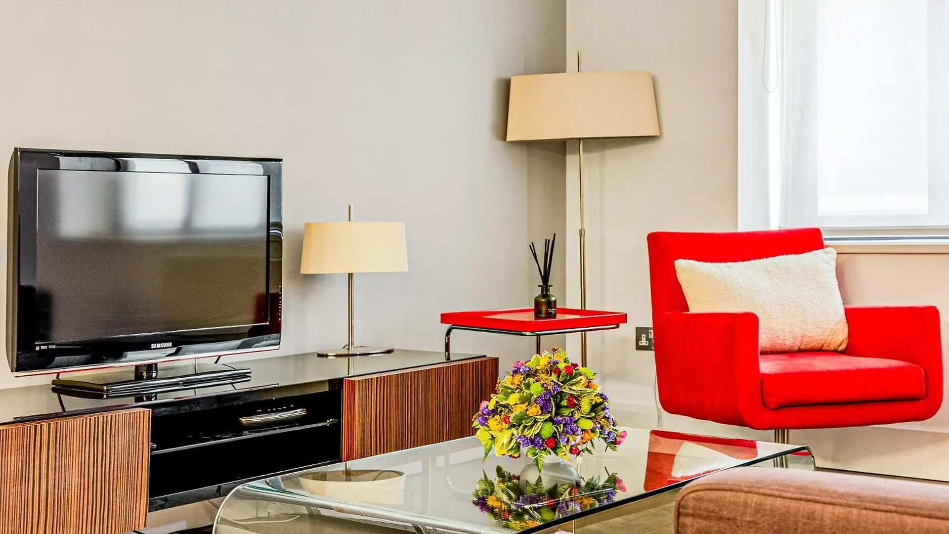 Stunning Serviced Apartments, Steps From Monument Station لندن